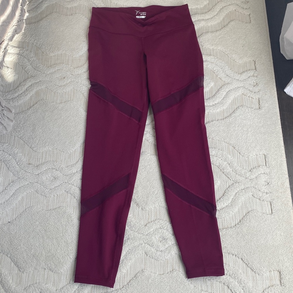 NWOT. Woman’s purple Old Navy active leggings. Size medium.